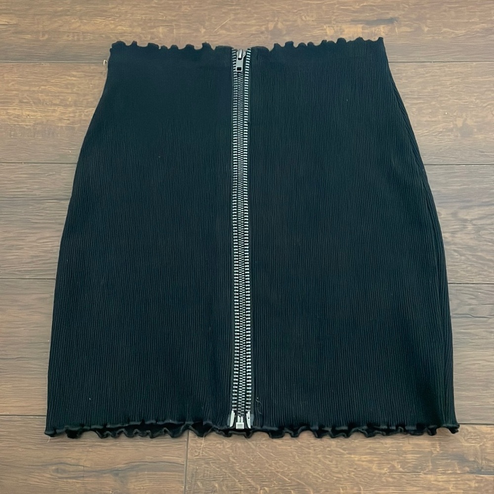 Black zipper pencil skirt